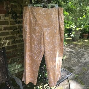 Bamboo Traders- TAN/WHITE FLORAL PRINT CROP PANTS- Size 14- EUC